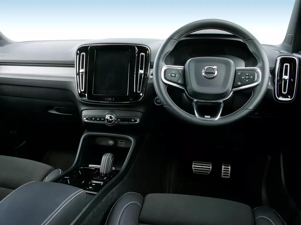 2024 Volvo XC40 2.0 L PLUS DARK